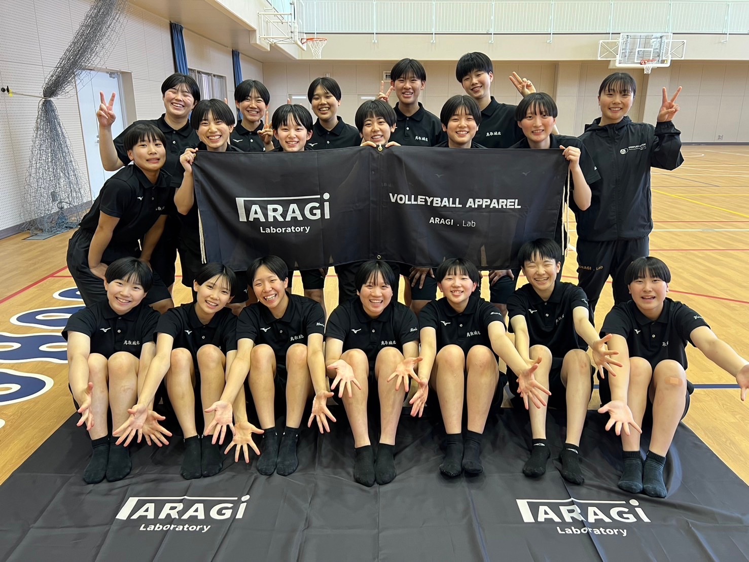 ARAGI.Laboratoryのフラッグを持つバレーボールチーム